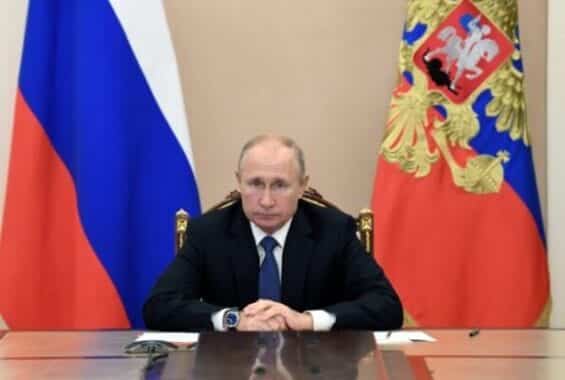 Putin goes into freezing water in freezing cold